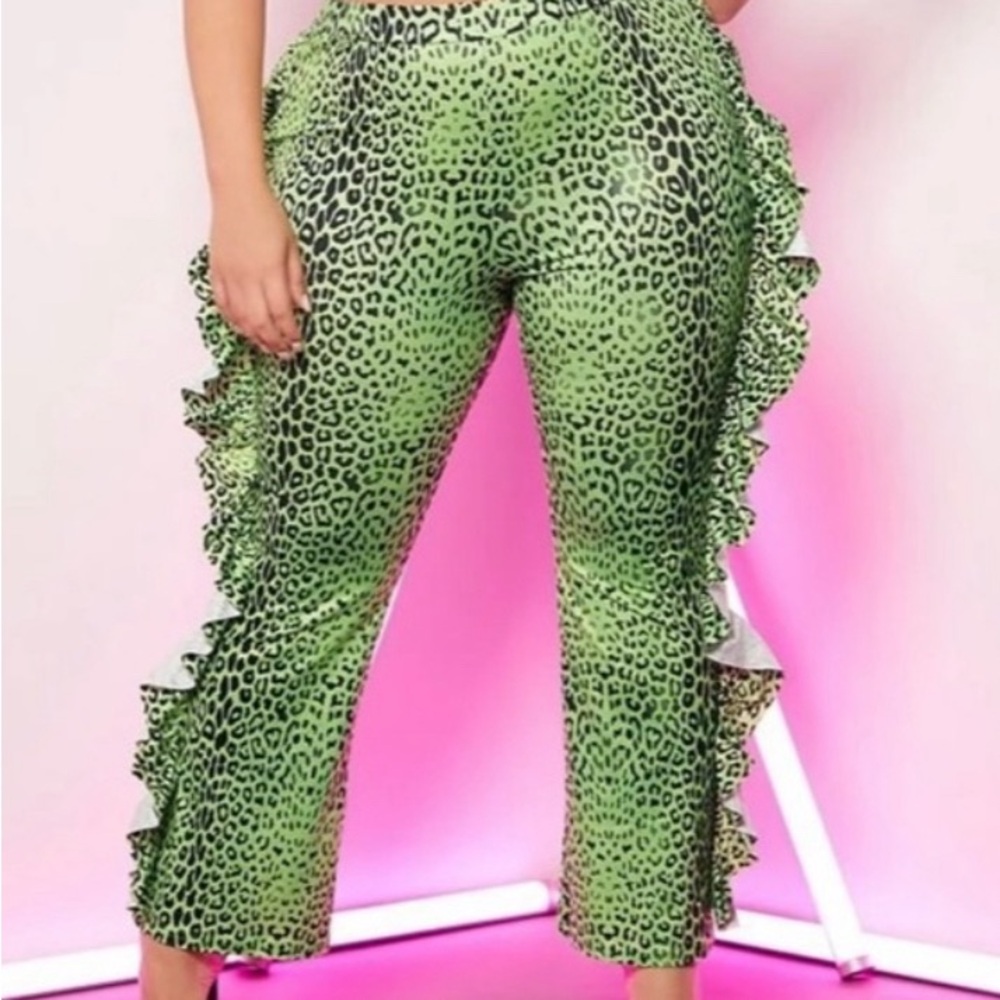 NWOT Faded Lime Neon Green Animal Print Ruffled 1XL Curvy Slight Stretch Pants